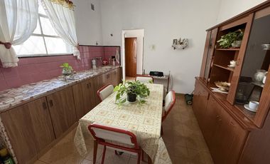 Casa 3 ambientes en Venta con cochera y Local en Wilde Avellaneda