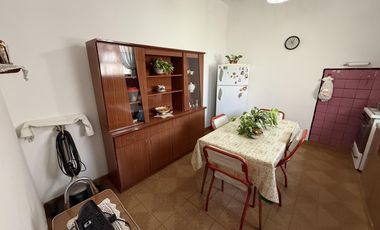 Casa 3 ambientes en Venta con cochera y Local en Wilde Avellaneda