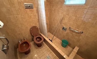 Casa 3 ambientes en Venta con cochera y Local en Wilde Avellaneda