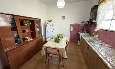 Casa 3 ambientes en Venta con cochera y Local en Wilde Avellaneda