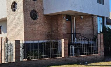 Casa en  Venta y Alqiuler temporario, 4 Dormitorios, Carlos Paz, Apta crédito