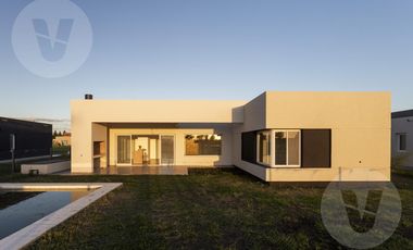 Casa en venta con renta - Barrio San Simon, Canning