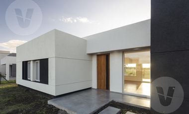 Casa en venta con renta - Barrio San Simon, Canning