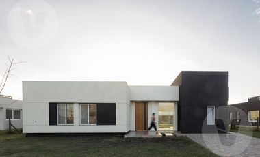 Casa en venta con renta - Barrio San Simon, Canning