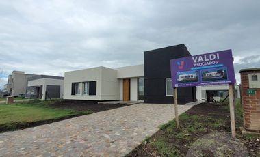 Casa en venta con renta - Barrio San Simon, Canning