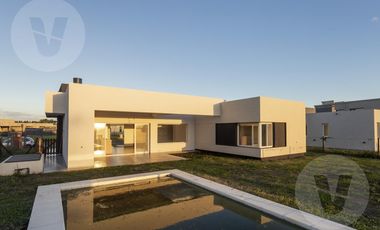 Casa en venta con renta - Barrio San Simon, Canning