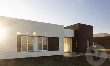 Casa en venta con renta - Barrio San Simon, Canning