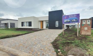 Casa en venta con renta - Barrio San Simon, Canning