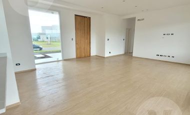 Casa en venta con renta - Barrio San Simon, Canning