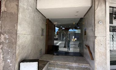 Departamento de dos ambientes con patio a la venta en Avellaneda
