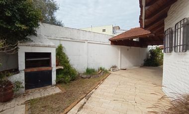 CHALET EN MUY BUEN ESTADO  A MTS DE AV. ESPORA Y AV. SAN MARTIN