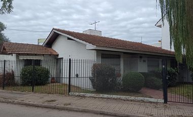 CHALET EN MUY BUEN ESTADO  A MTS DE AV. ESPORA Y AV. SAN MARTIN