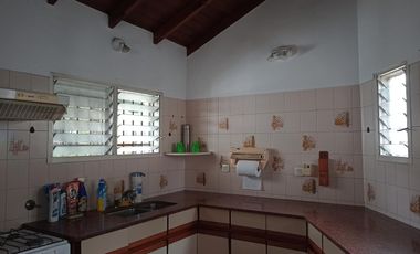 CHALET EN MUY BUEN ESTADO  A MTS DE AV. ESPORA Y AV. SAN MARTIN