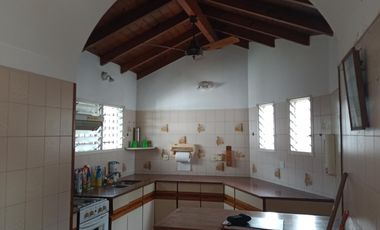 CHALET EN MUY BUEN ESTADO  A MTS DE AV. ESPORA Y AV. SAN MARTIN