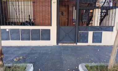 PH en alquiler de 2 ambientes en planta baja- Quilmes