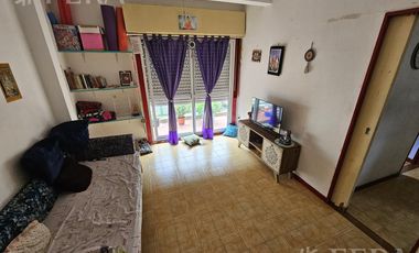 Venta de casa 5 ambientes con cochera y local en  Sarandí