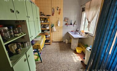 Venta de casa 5 ambientes con cochera y local en  Sarandí