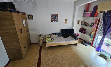 Venta de casa 5 ambientes con cochera y local en  Sarandí