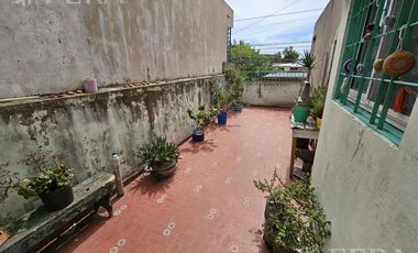 Venta de casa 5 ambientes con cochera y local en  Sarandí