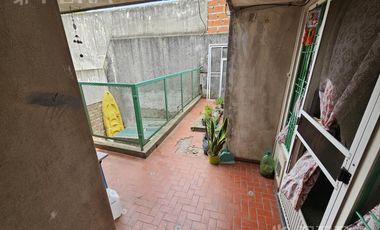 Venta de casa 5 ambientes con cochera y local en  Sarandí