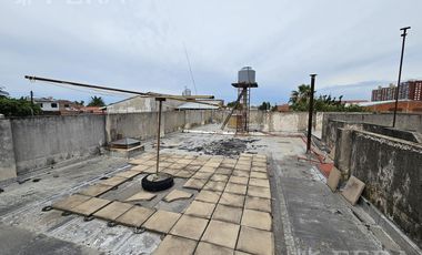 Venta de casa 5 ambientes con cochera y local en  Sarandí