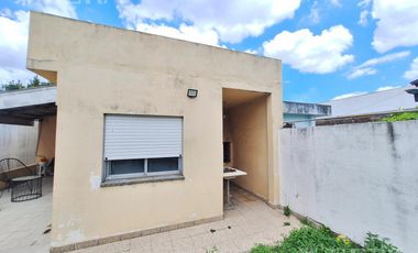 Venta casa 3 ambientes con jardín en Sarandi
