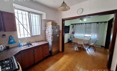 Venta casa 3 ambientes con jardín en Sarandi