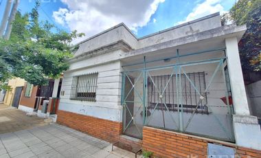 Venta casa 3 ambientes con jardín en Sarandi