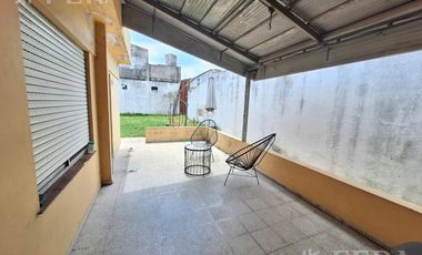 Venta casa 3 ambientes con jardín en Sarandi