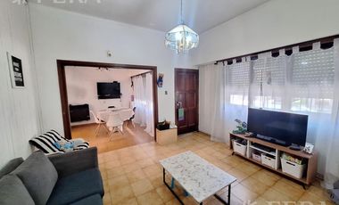 Venta casa 3 ambientes con jardín en Sarandi
