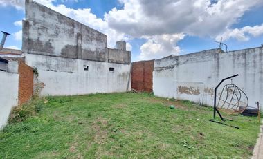 Venta casa 3 ambientes con jardín en Sarandi