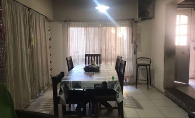 VENTA - Casa 3 dormitorios, cochera y jardín. Fisherton, Rosario.