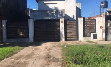 VENTA - Casa 3 dormitorios, cochera y jardín. Fisherton, Rosario.
