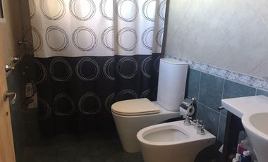 VENTA - Casa 3 dormitorios, cochera y jardín. Fisherton, Rosario.