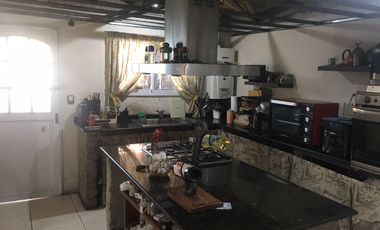 VENTA - Casa 3 dormitorios, cochera y jardín. Fisherton, Rosario.