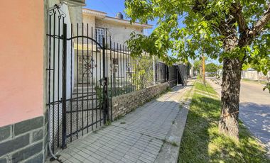 Casa de 3 dormitorios, departamento y local independiente