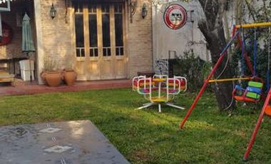 CASA ANNTIGUA RECICLADA SOBRE LOTE DE 750 M2 EN EXCELENTE UBICACION