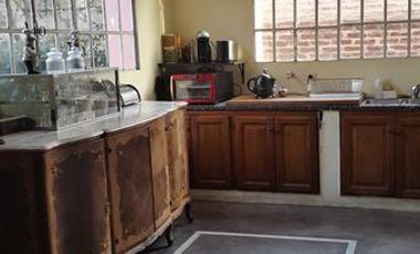 CASA ANNTIGUA RECICLADA SOBRE LOTE DE 750 M2 EN EXCELENTE UBICACION