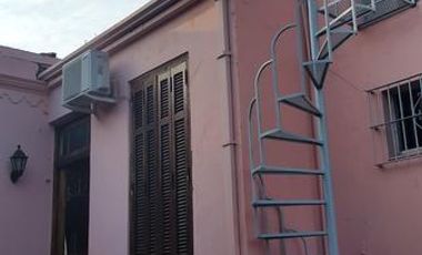 CASA ANNTIGUA RECICLADA SOBRE LOTE DE 750 M2 EN EXCELENTE UBICACION