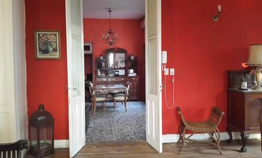 CASA ANNTIGUA RECICLADA SOBRE LOTE DE 750 M2 EN EXCELENTE UBICACION