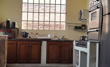 CASA ANNTIGUA RECICLADA SOBRE LOTE DE 750 M2 EN EXCELENTE UBICACION