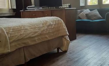 CASA ANNTIGUA RECICLADA SOBRE LOTE DE 750 M2 EN EXCELENTE UBICACION