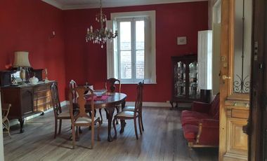 CASA ANNTIGUA RECICLADA SOBRE LOTE DE 750 M2 EN EXCELENTE UBICACION