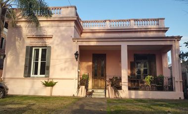 CASA ANNTIGUA RECICLADA SOBRE LOTE DE 750 M2 EN EXCELENTE UBICACION