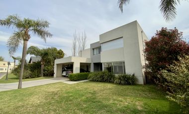 Funes Hills Cadaques - Casa De 3 Dormitorios Con Pileta En Venta - Barrio Privado