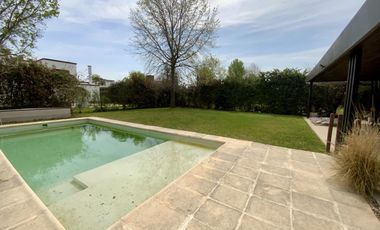 Funes Hills Cadaques - Casa De 3 Dormitorios Con Pileta En Venta - Barrio Privado