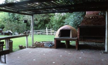 EXCELENTE COMPLEJO-CASA QUINTA PARA EMPRENDIMIENTO COMERCIAL O VIVIENDA SOBRE PREDIO DE 2400 M2