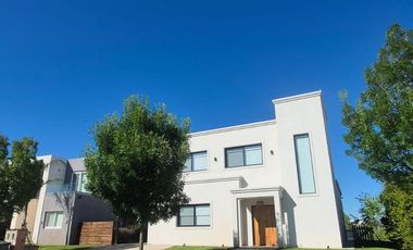 Casa en Venta en Barrio Costas Premium a la Laguna