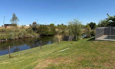 Casa en Venta en Barrio Costas Premium a la Laguna
