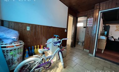 Venta casa multifamiliar con cochera en Wilde